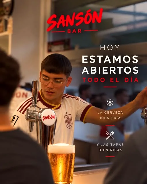 Camarero tirando una caña en la barra