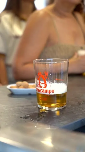 Caña bien fría en la barra de Sansón