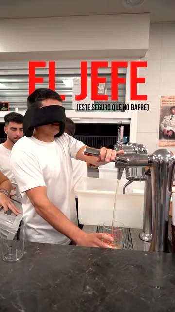 El jefe tirando una caña con los ojos vendados