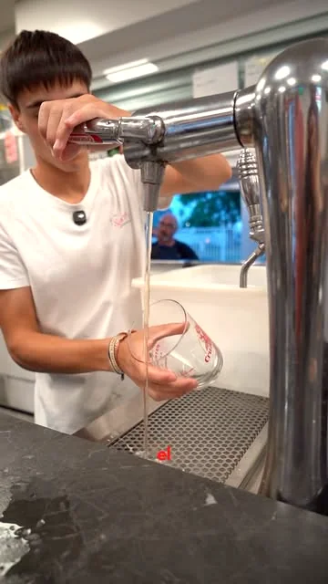 Llenando el vaso en el grifo